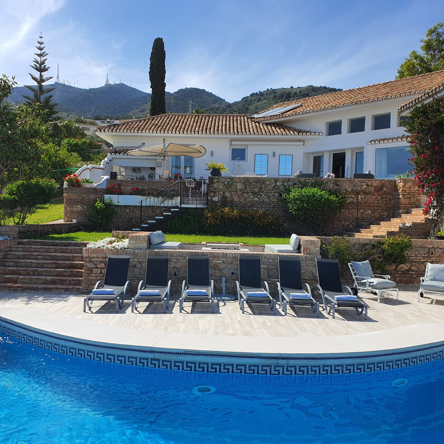 Presenting Viñas Viejas, an exquisite luxury villa nestled in the prestigious enclave of Rancho Domingo, just fifteen minutes west of Malaga airport.